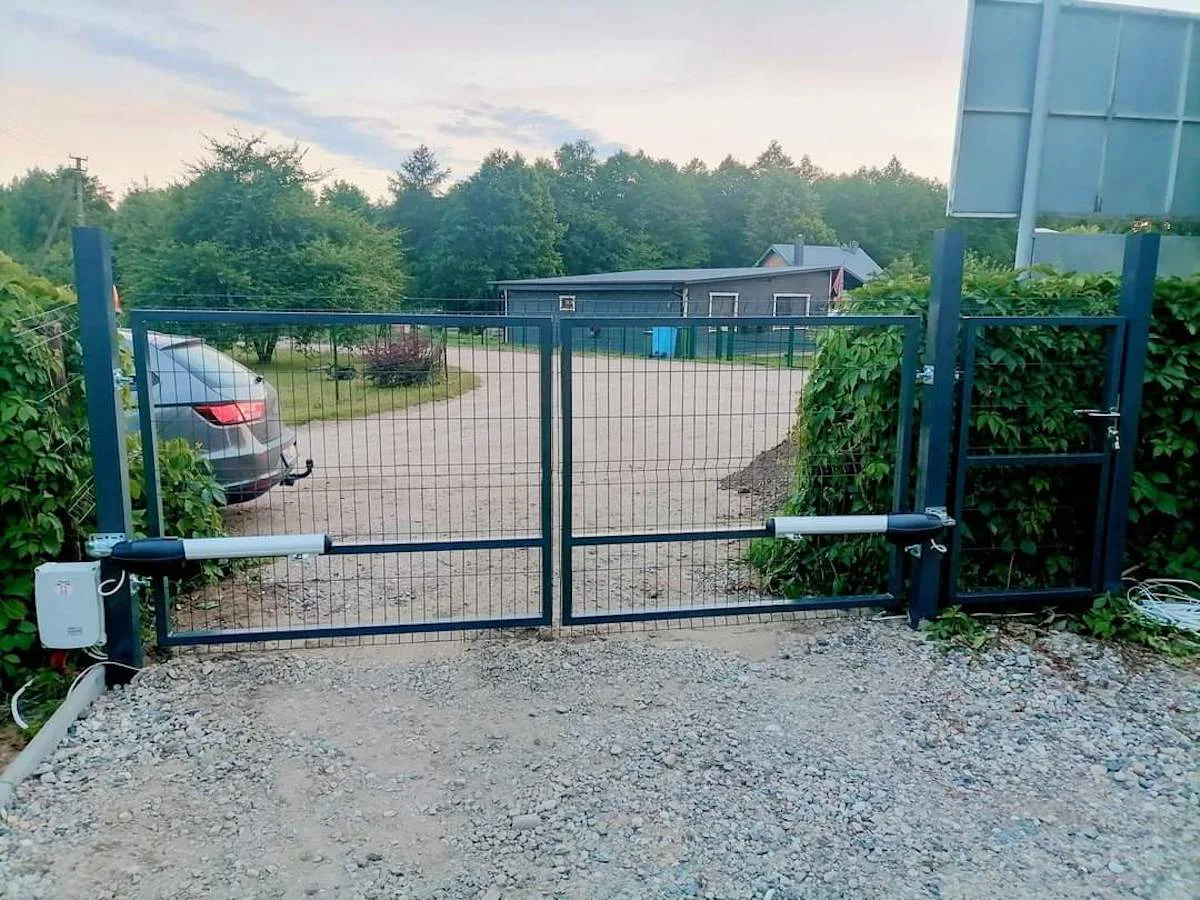 atveriami kiemo vartai