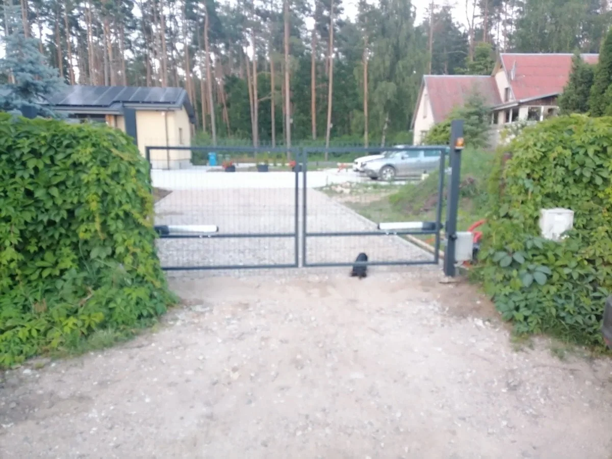 atveriami kiemo vartai