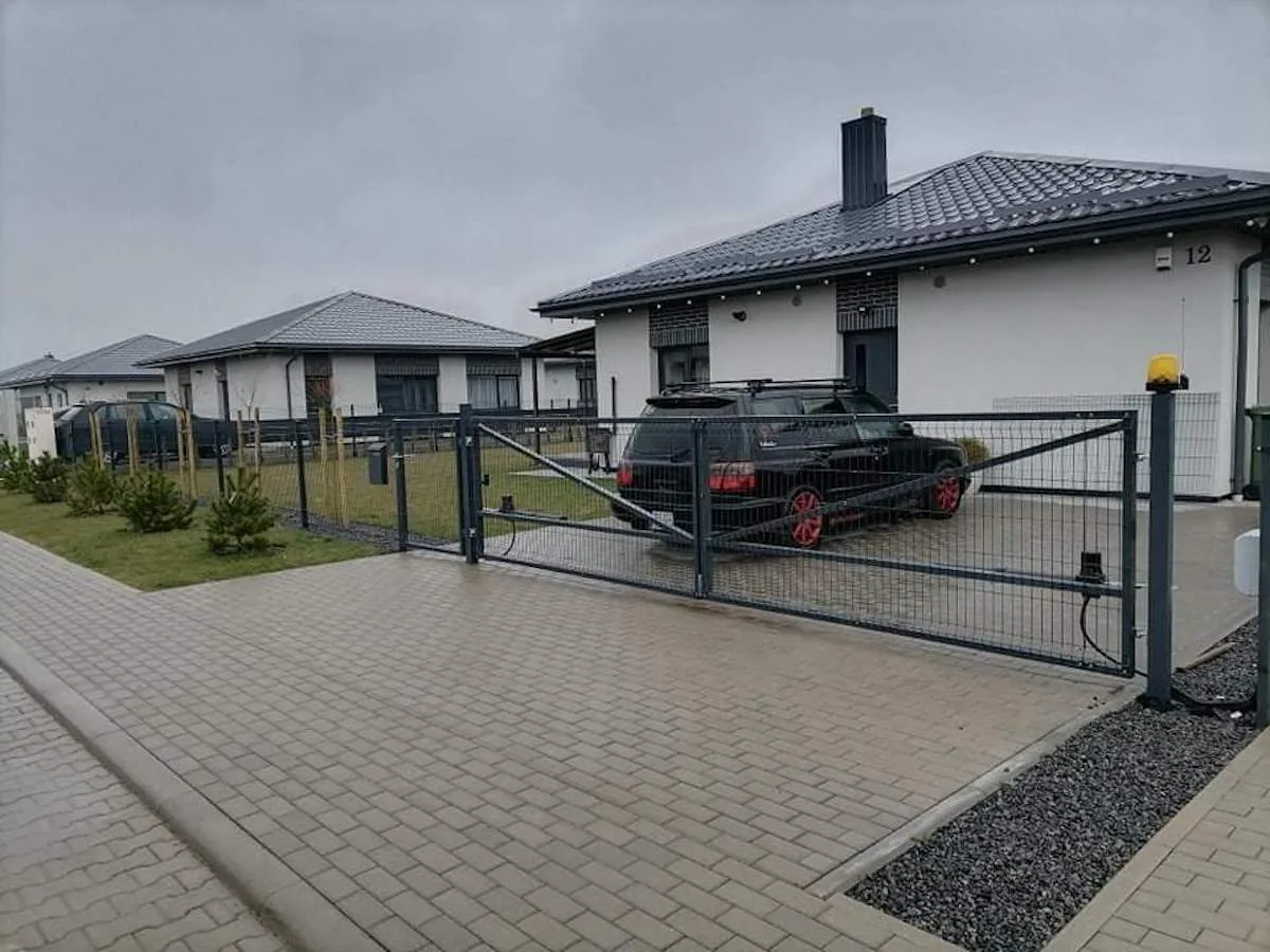 atveriami kiemo vartai